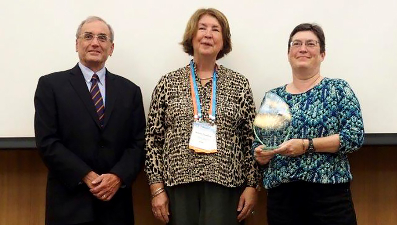 Enlarged view: Eawag Director Janet Hering receives the Award from IUPAC President Mark Cesa and Vice President Natalja Tarasova (Photo: Leo Merz/SCNAT)