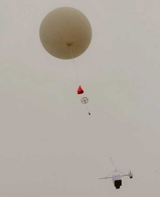 Enlarged view: Balloon train: Measurements of water vapour, ozone, aerosols and clouds (Photo: Simone Brunamonti).