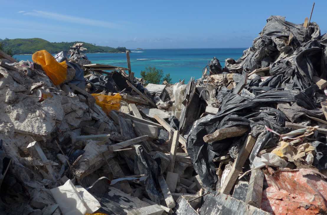 Enlarged view: Landfill on the Seychelles. Photo: Michael Stauffacher