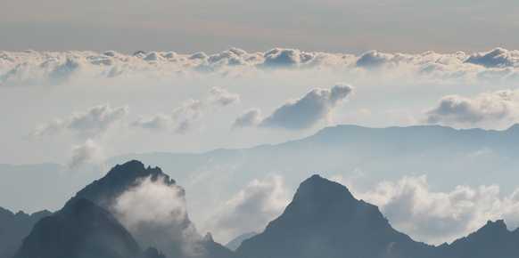 Morgendliche Wolkendecke im Berner Oberland (Foto: Tracy Ewen)
