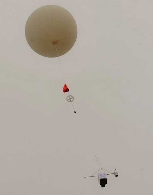 Vergrösserte Ansicht: Messungen von Wasserdampf, Ozon, Aerosolen und Wolkenpartikeln mit einem Mess-Ballon (Foto: Simone Brunamonti).