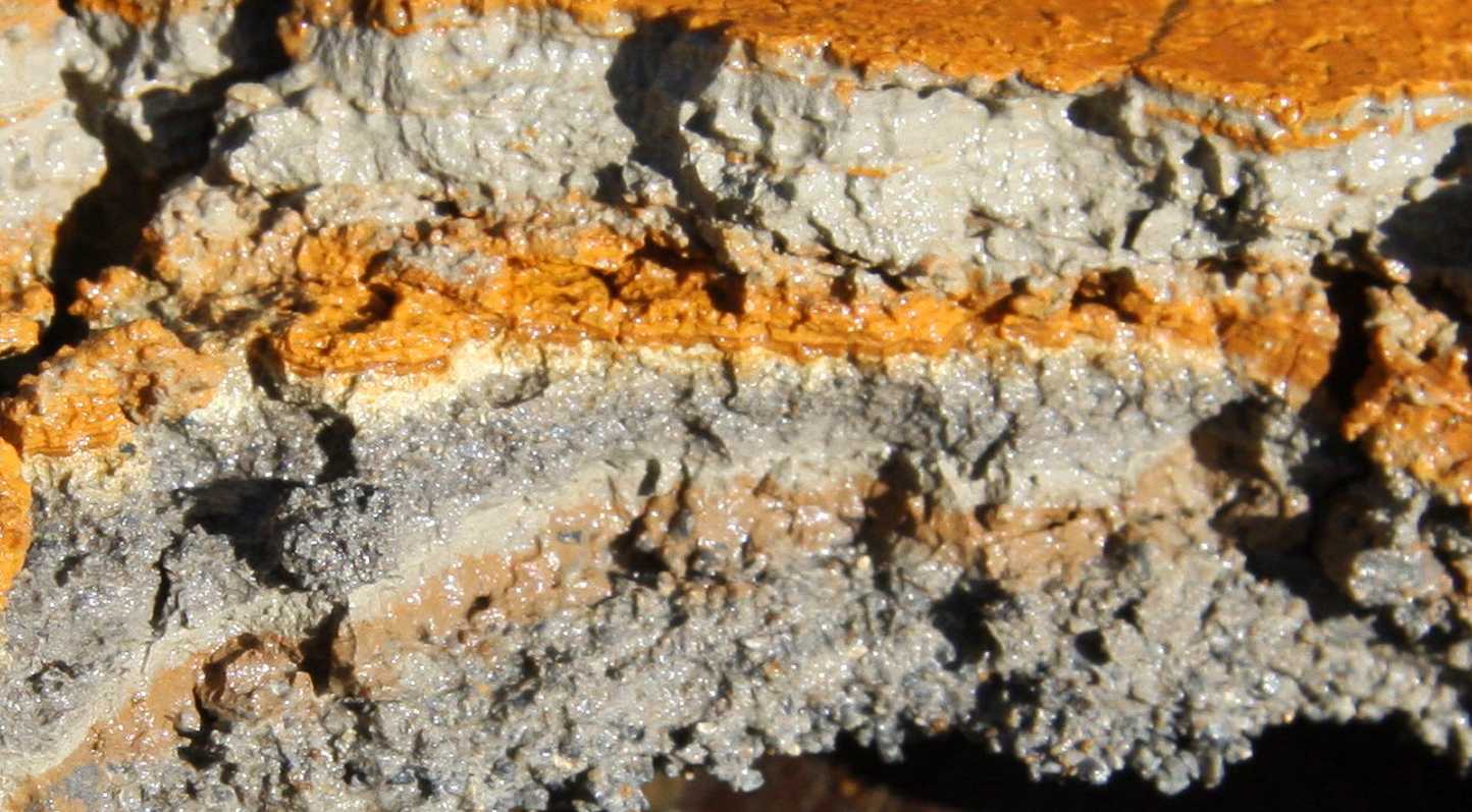 Vergrösserte Ansicht: Sediment einer verlassenen Quecksilbermine in Kalifornien. Eisenminerale beeinflussen die Mobilität von Quecksilber. Foto: Ruben Kretzschmar
