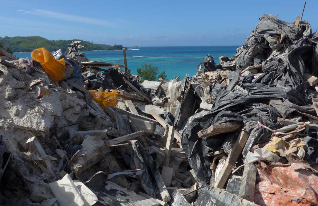 Vergrösserte Ansicht: Abfallberg auf den Seychellen. Foto: Michael Stauffacher